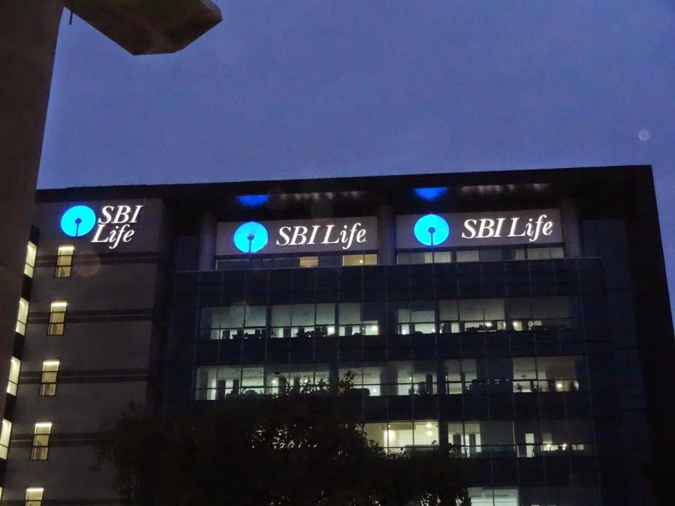 High-resolution signage installation for SBI Life Insurance